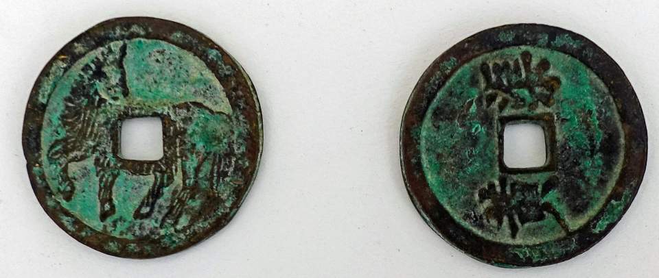 2 Amulett-Münzen, sog. Pferdemünze