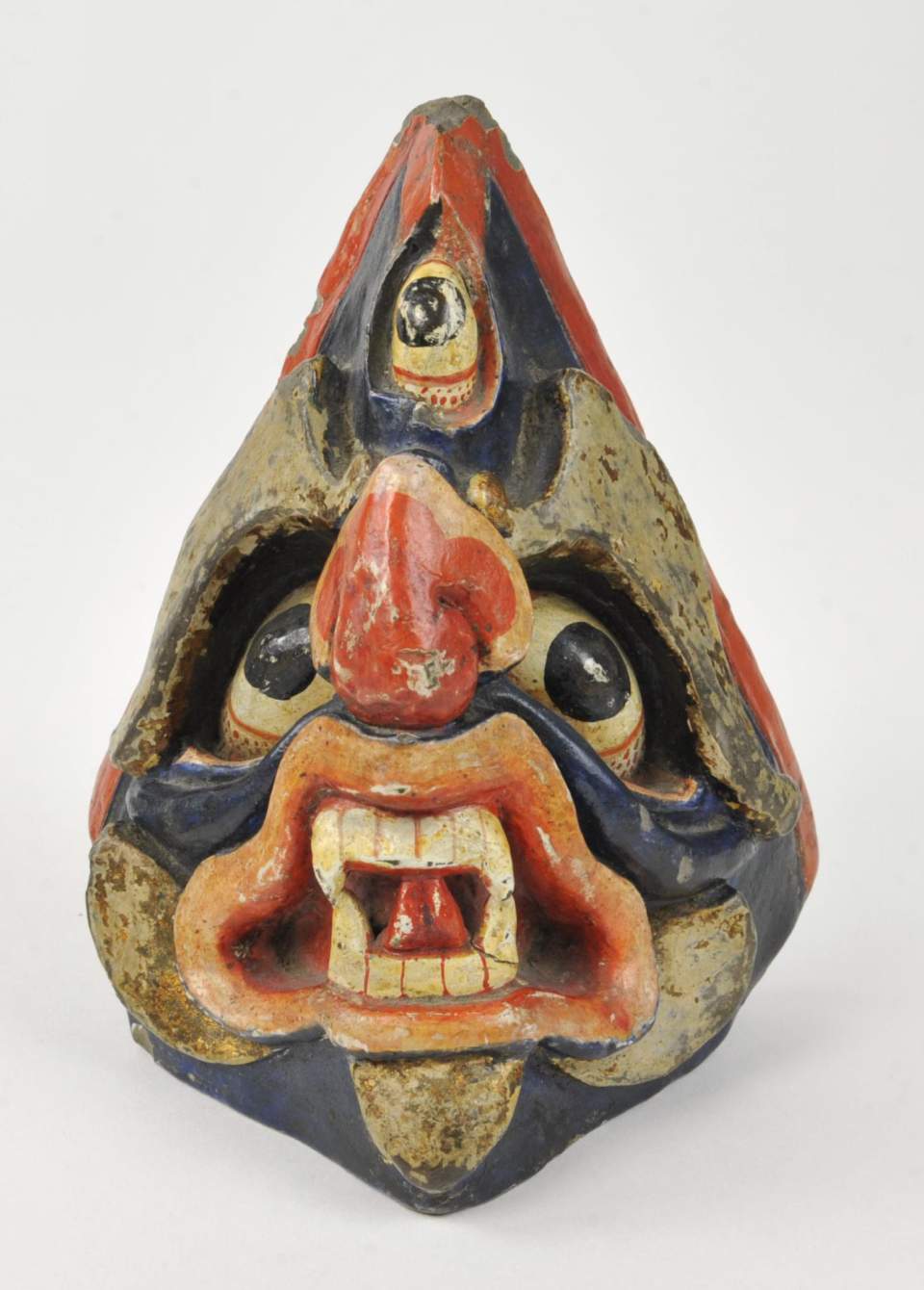 Standmaske eines Beschützers der buddhistischen Lehre.