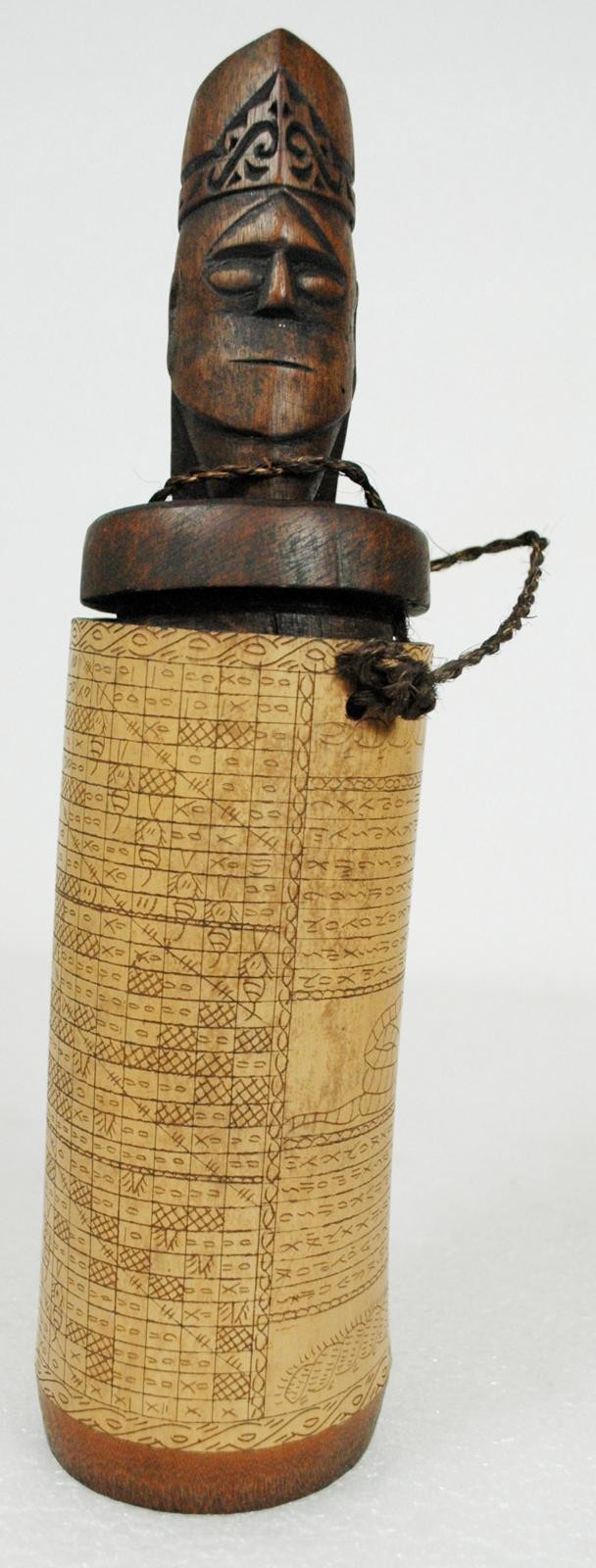 Bambuskalender mit Männerkopf, Sumatra, 1. Hälfte 20. Jh.