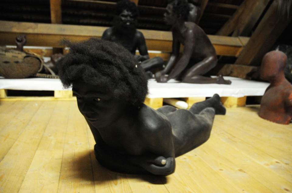 Australiergruppe Kind liegend, Schaufigur, Umlauff, Aboriginal People
