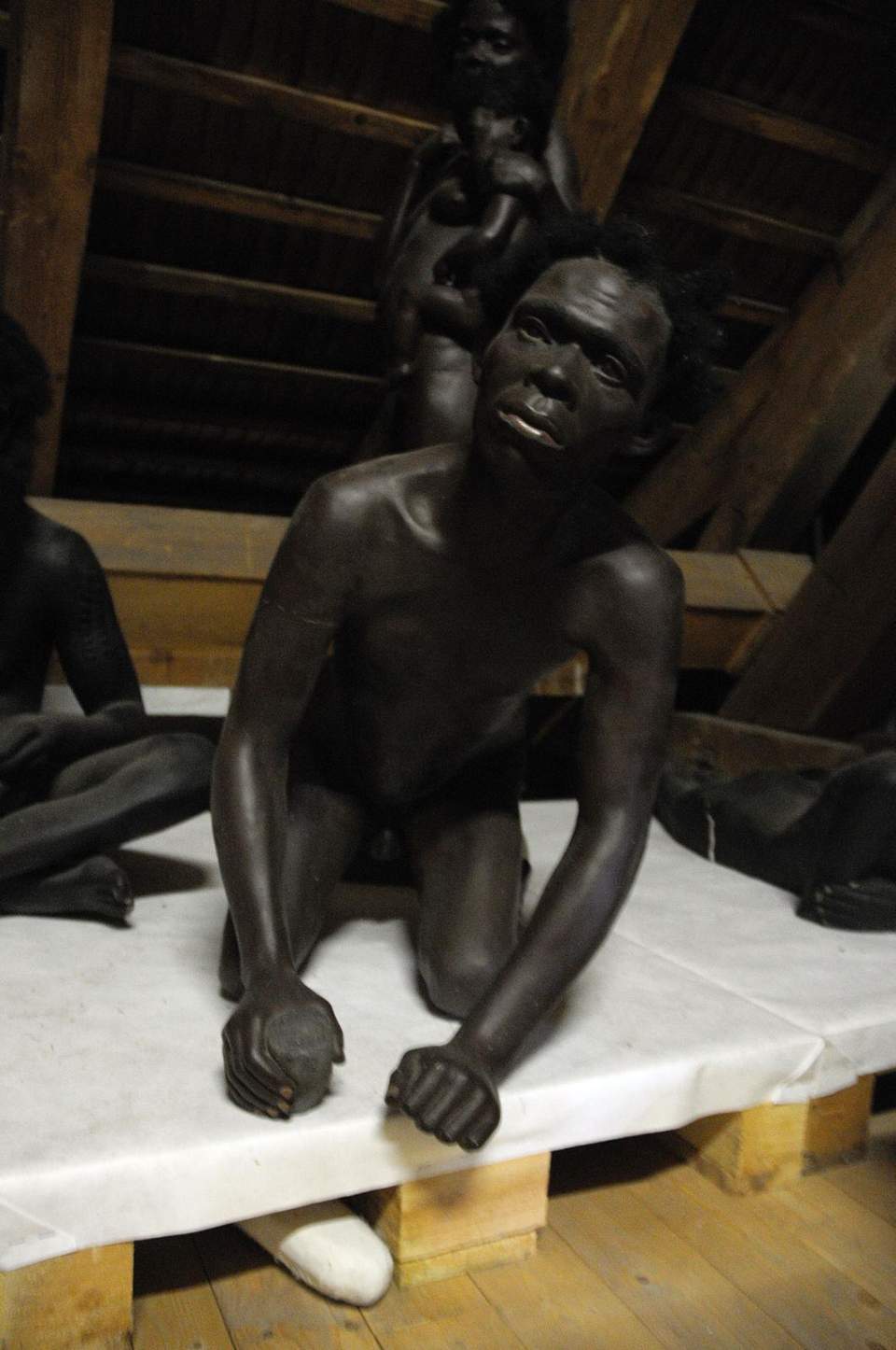 Pygmäen-Gruppe-Mann kniend, Schaufigur, Umlauff