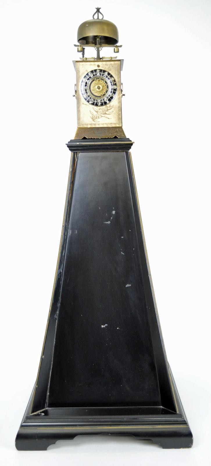 Japanische Laternenuhr auf Sockel in Form eines Pyramidenstumpfes