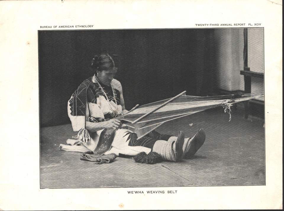 Navajo-Frau beim Verspinnen von Schafwolle, Holzstich