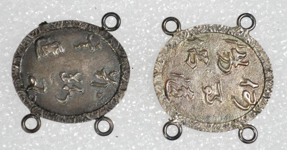 2 ovale Silbermünzen