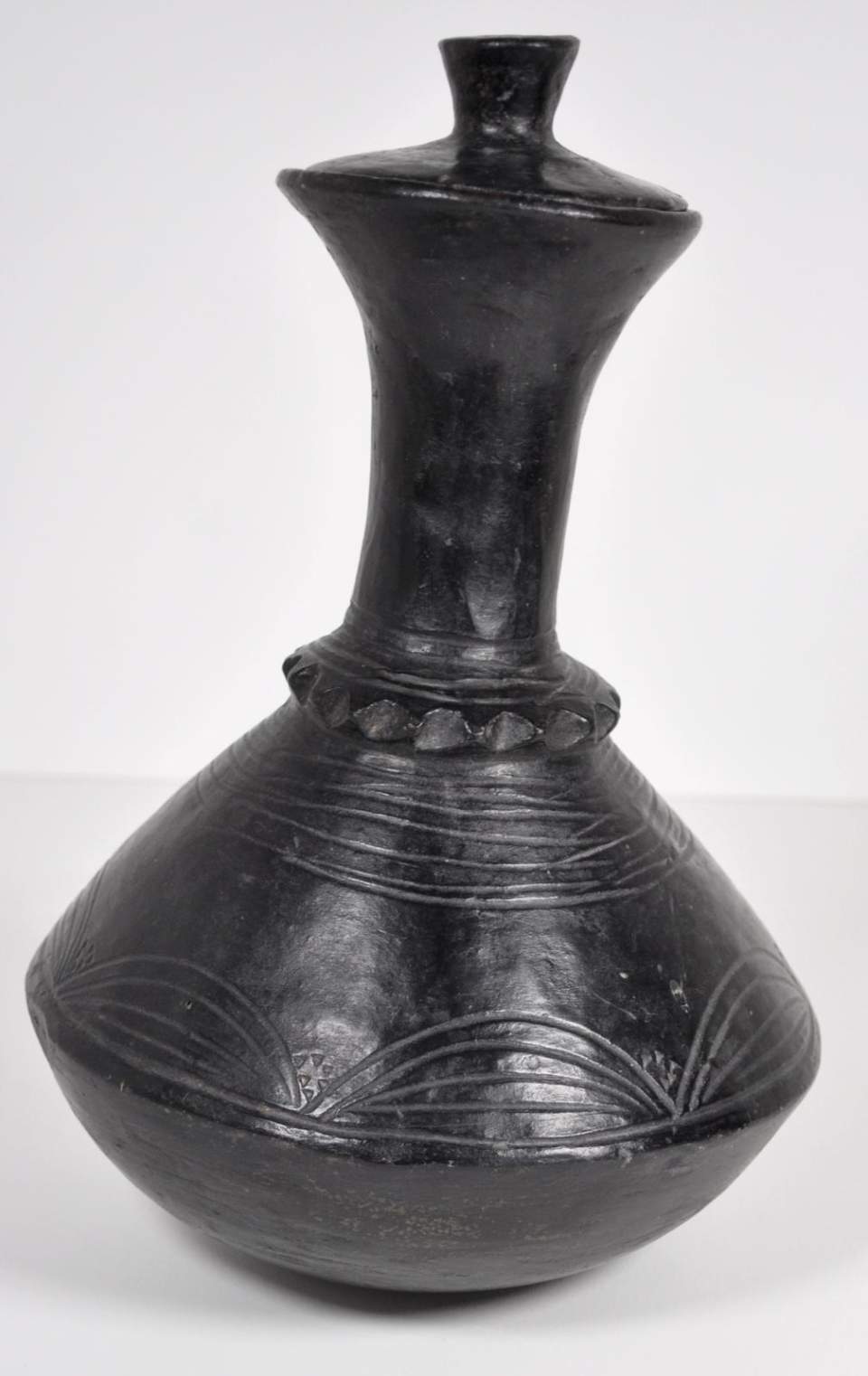 Krug, Karaffe aus Ton mit Deckel