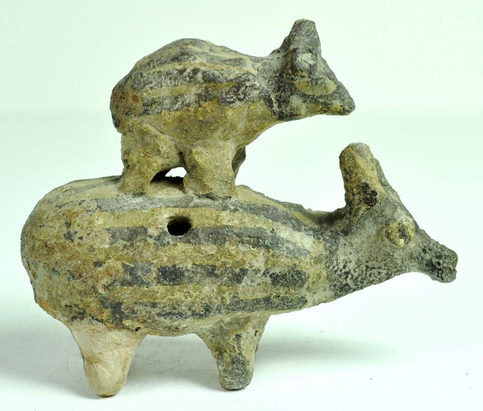 Tierfigur aus Ton mit Jungtier