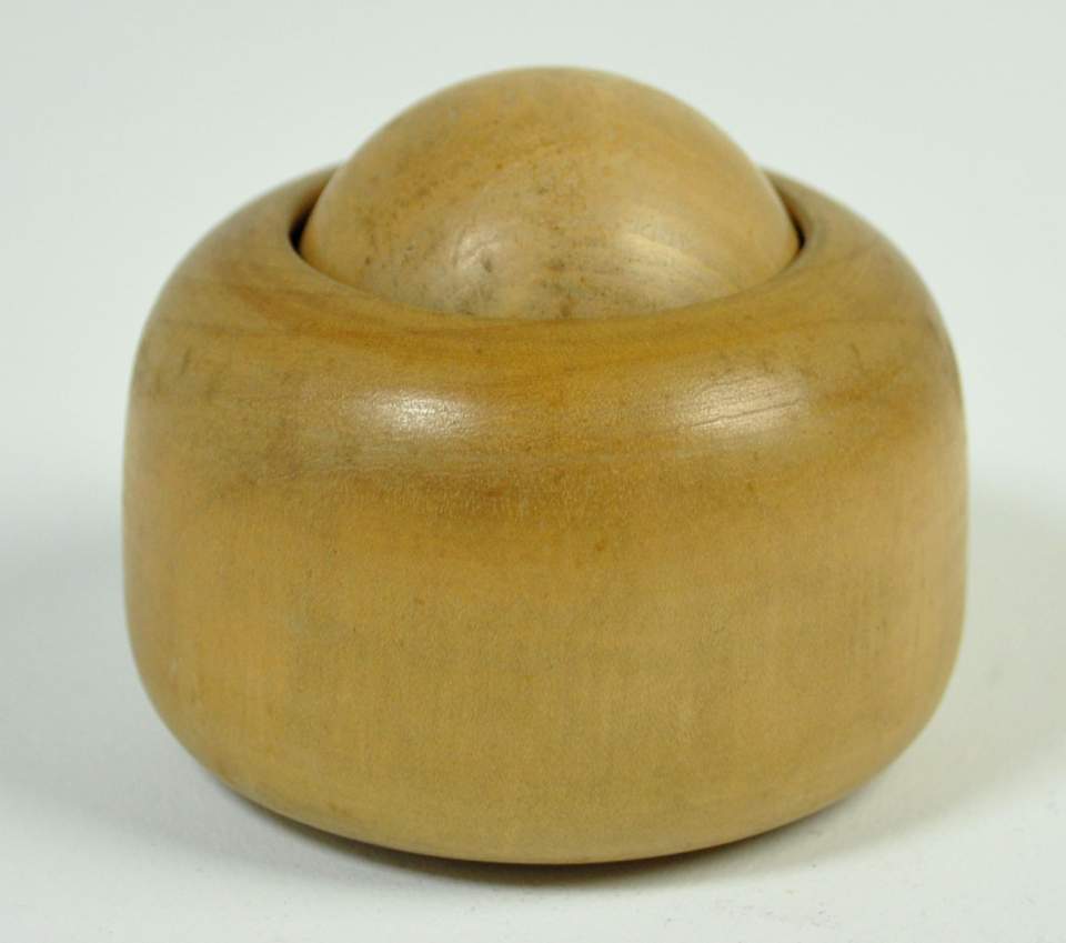 Holzkugel mit Gehäuse