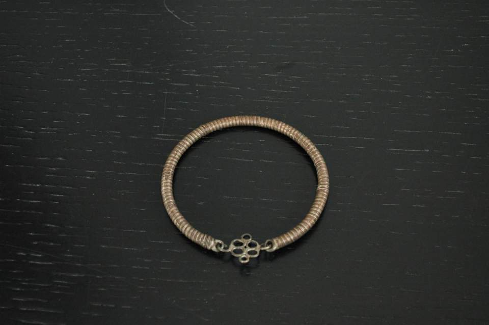 Armring, Armschmuck aus Metalldraht mit Verschluss