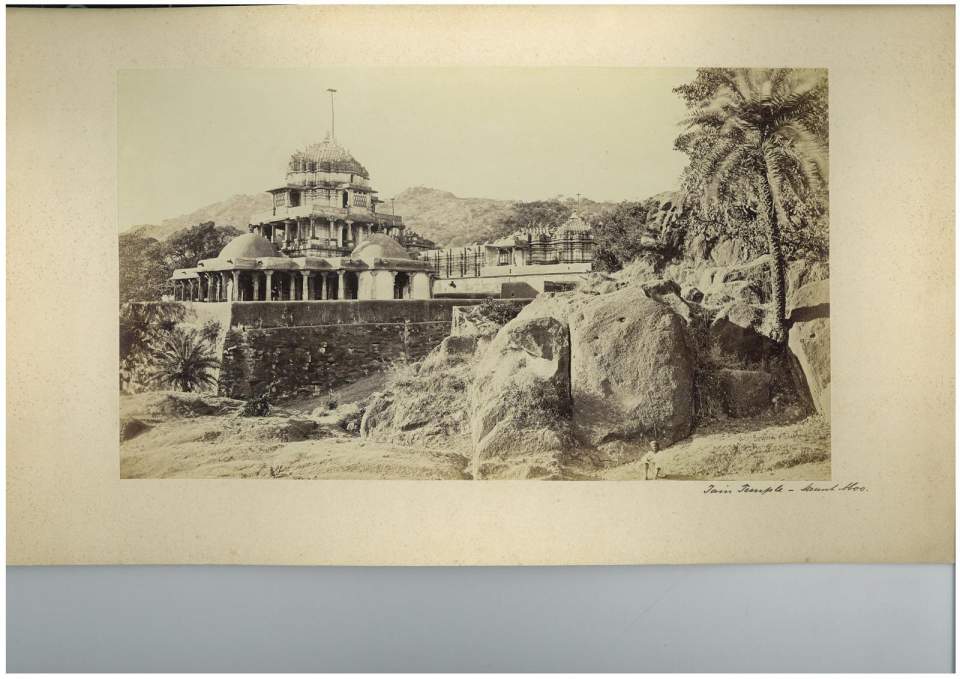 Fotografie jain Tempel mit Mount Aboo