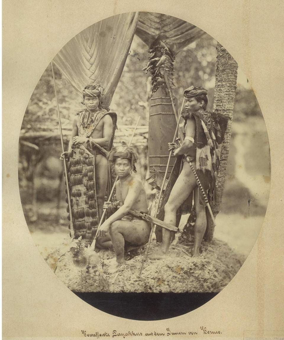 Fotografie bewaffnete Dayaks