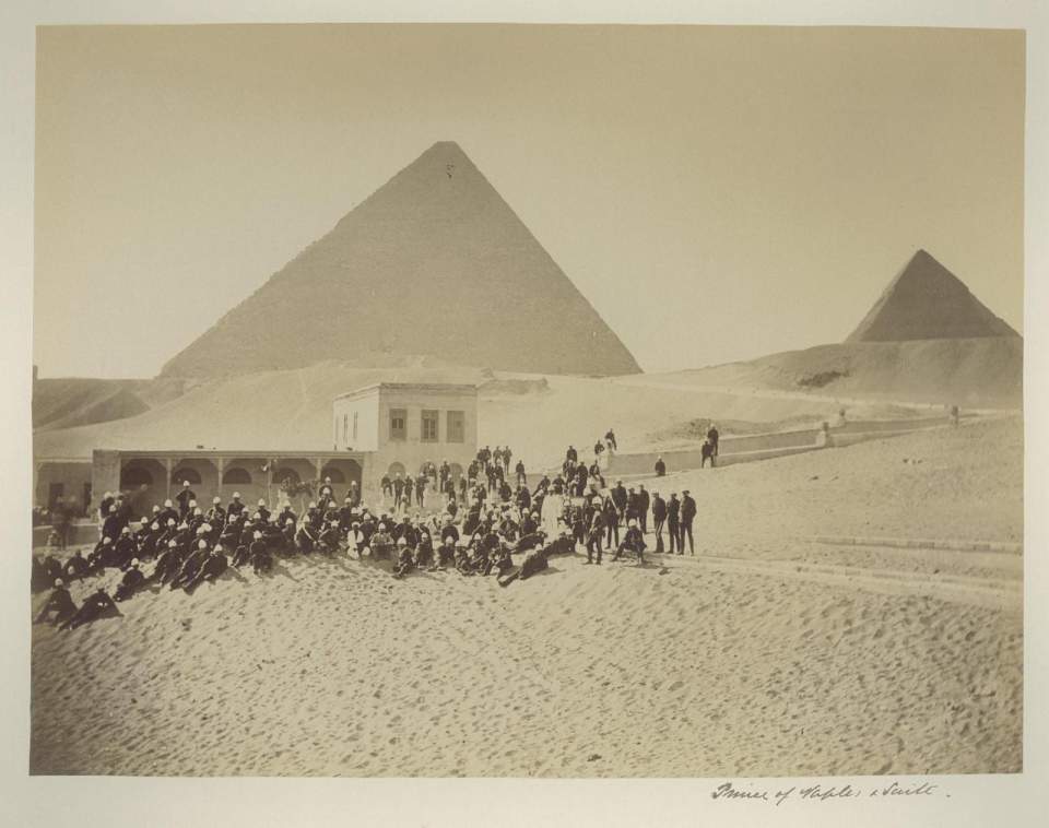 Fotografie Pyramiden v. Gizeh, Prinz v. Neapel mit Gefolge