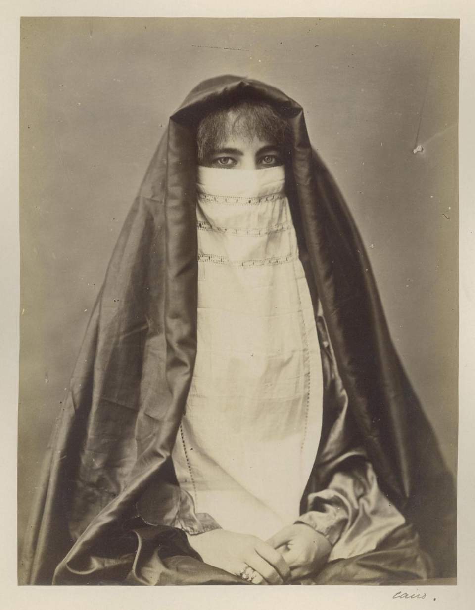 Fotografie verschleierte Frau aus Kairo