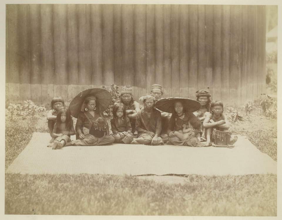 Fotografie Ukit Männer und Frauen aus Zentralborneo