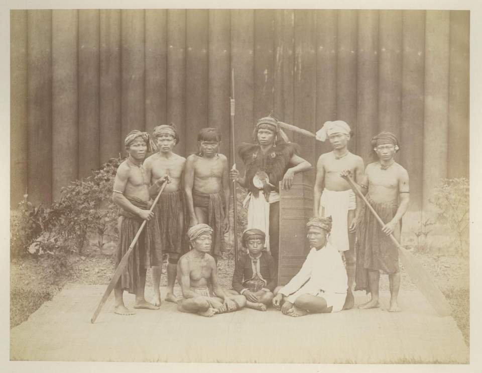 Fotografie Gruppe von 9 Malano Diaks - Männern