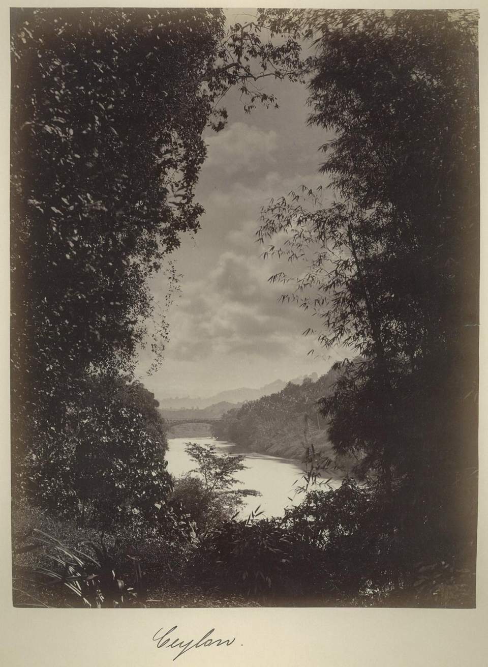 Fotografie Fluss mit Brücke auf Ceylon