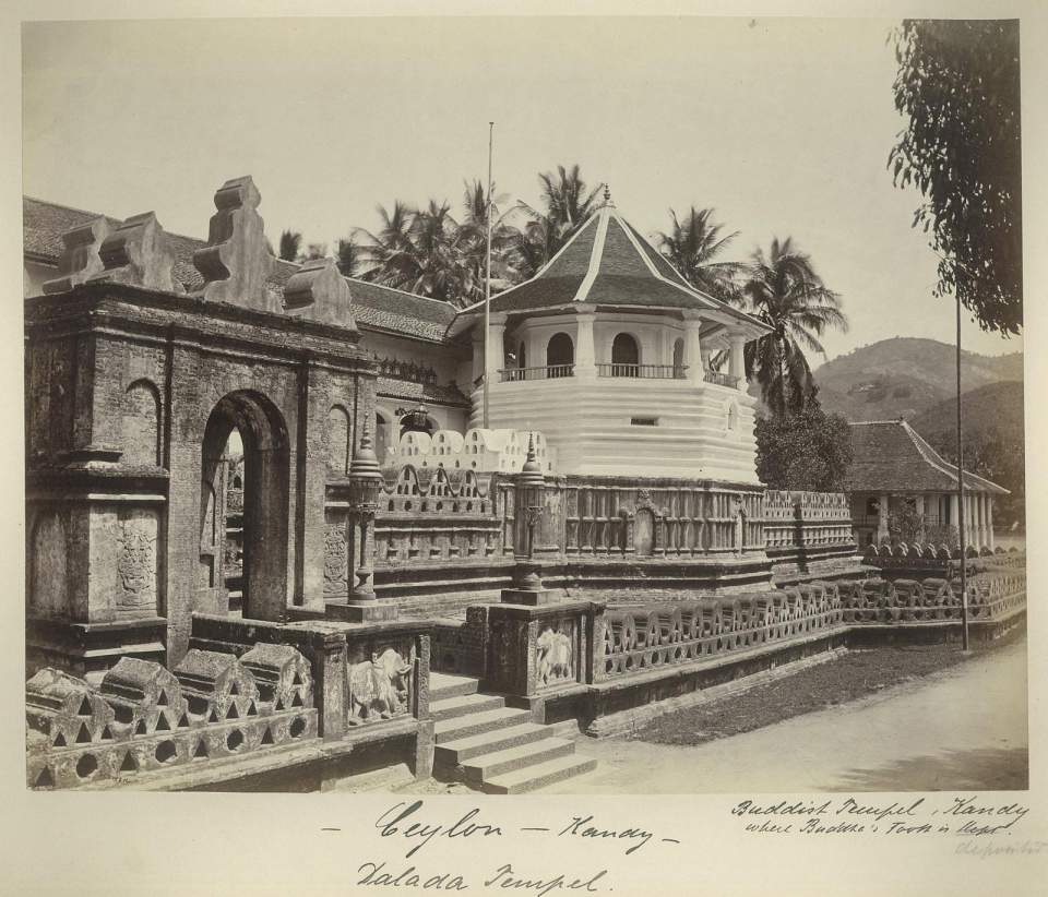 Fotografie Dalada Tempel auf Buddhas Zahn, Kandy, Ceylon