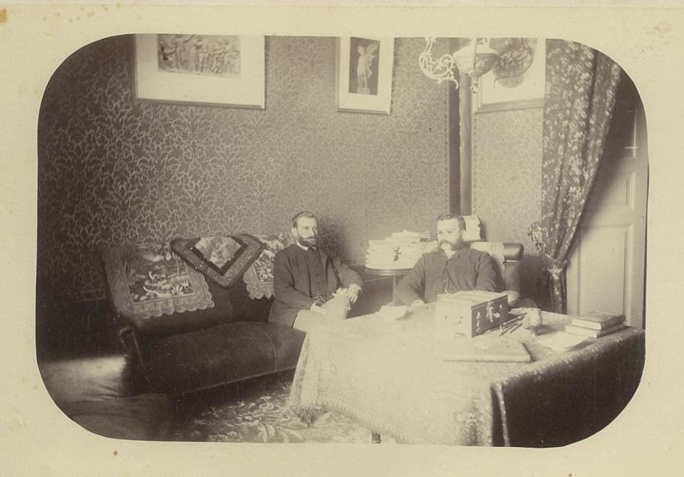 Fotografie, 2 Männer am Tisch