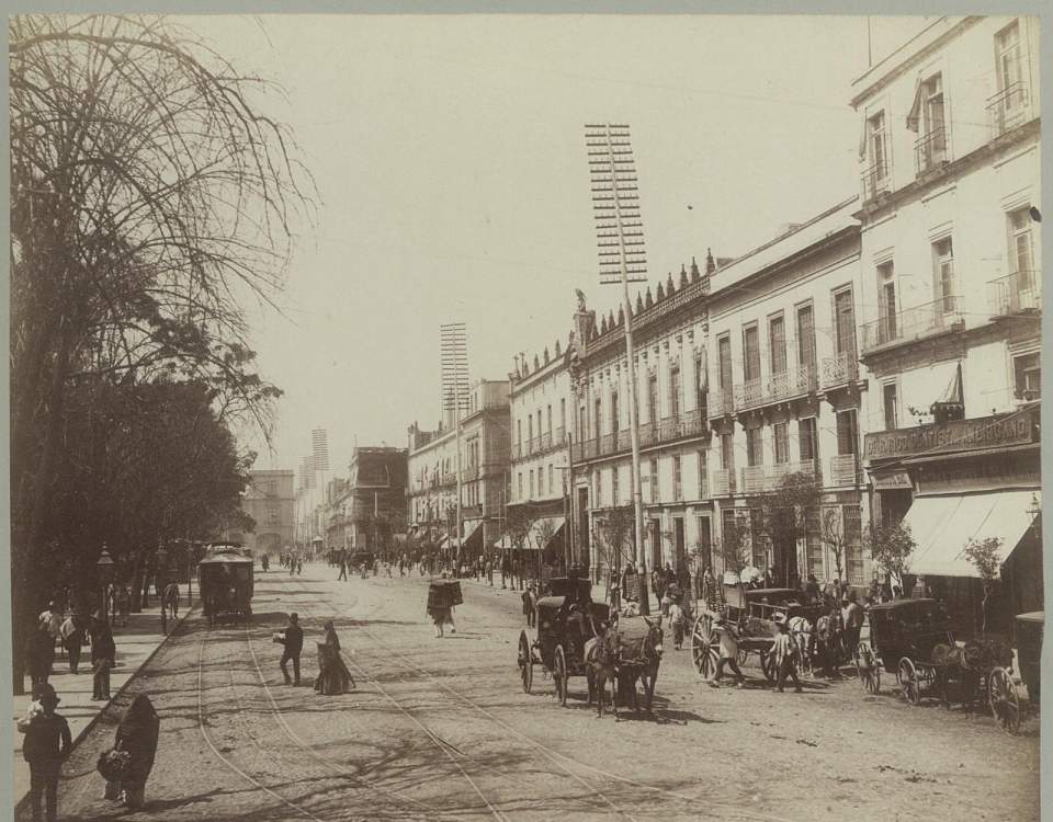 2 identische Fotografien, Strasse in Mexiko Stadt