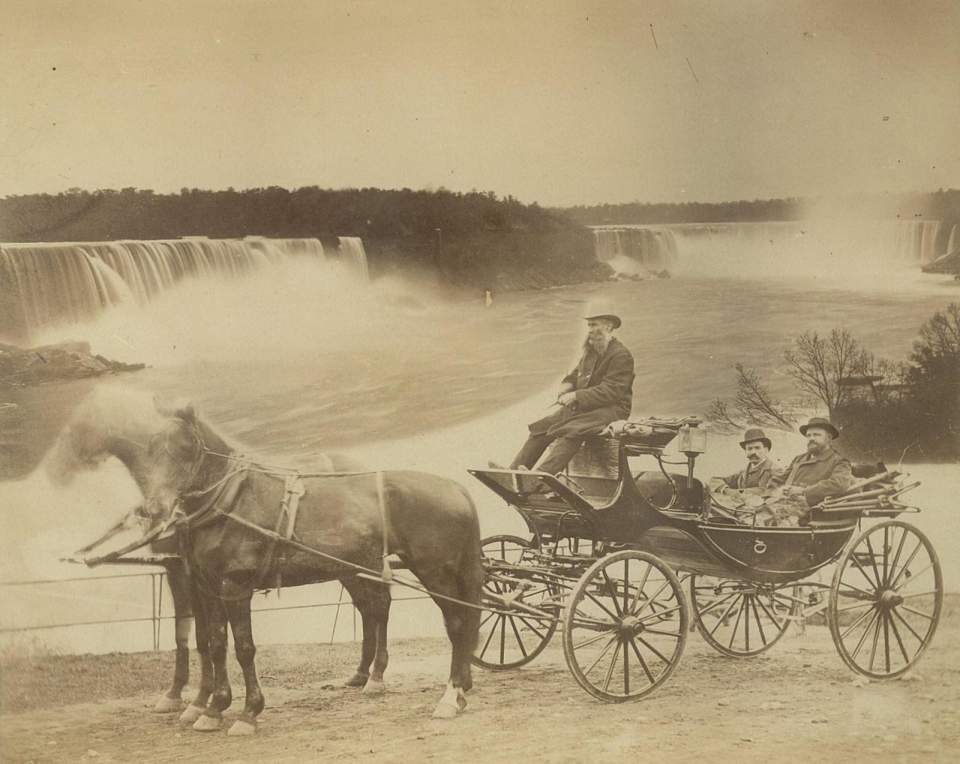 Fotografie, Kutsche vor Wasserfall Niagarah