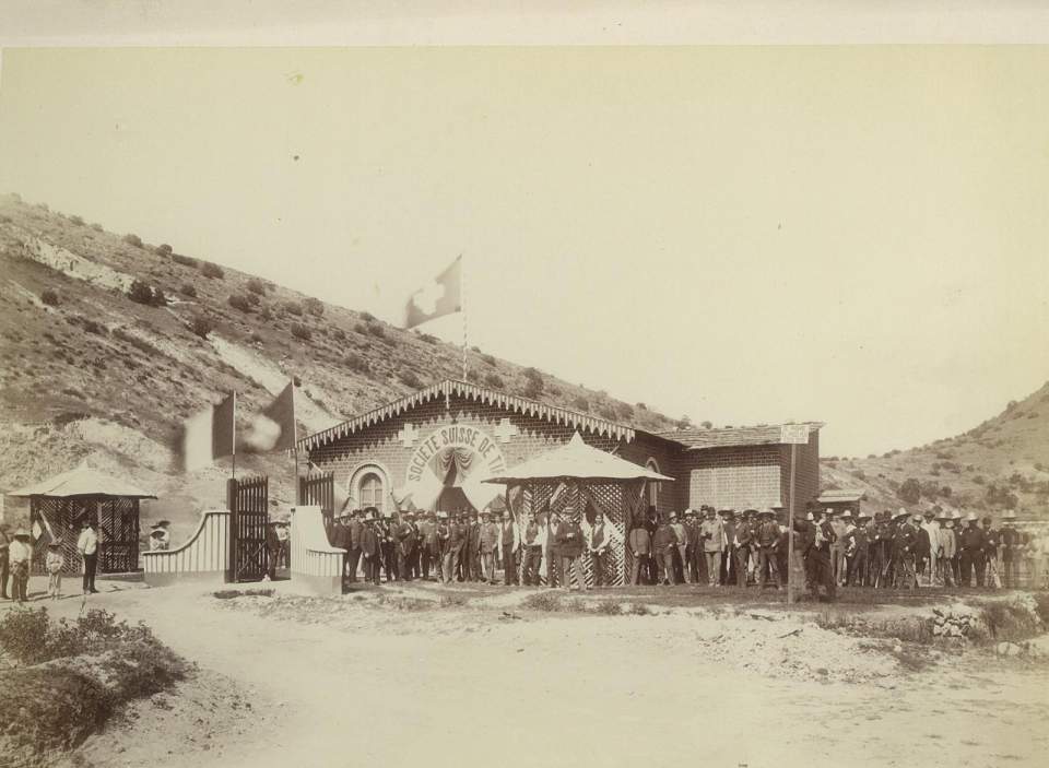 2 identische Fotografien, Schweizerhaus in Mexiko, 1. Augustfeier