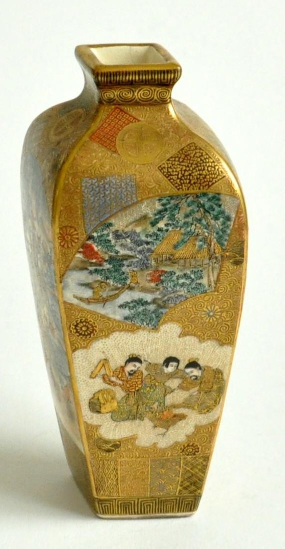 Kleine Vase, Vierkantväschen mit Genreszenen und Brokatmuster