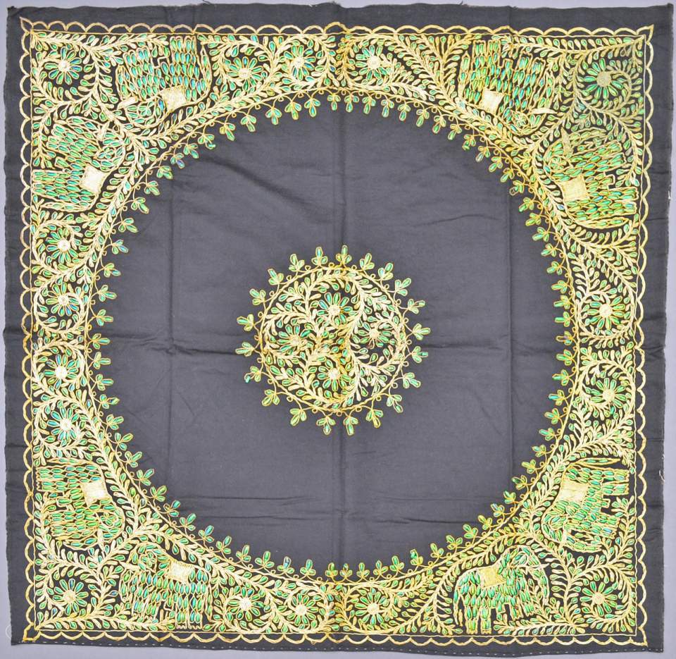Schwarze bestickte quadratische Decke