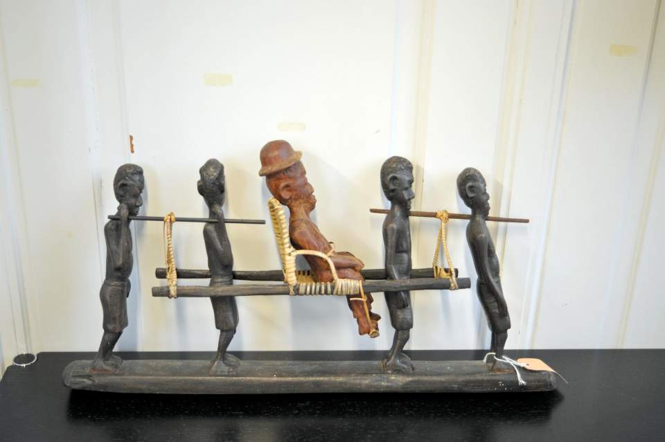 Sänfte mit 4 Trägern und einem Würdenträger, Colonfigur