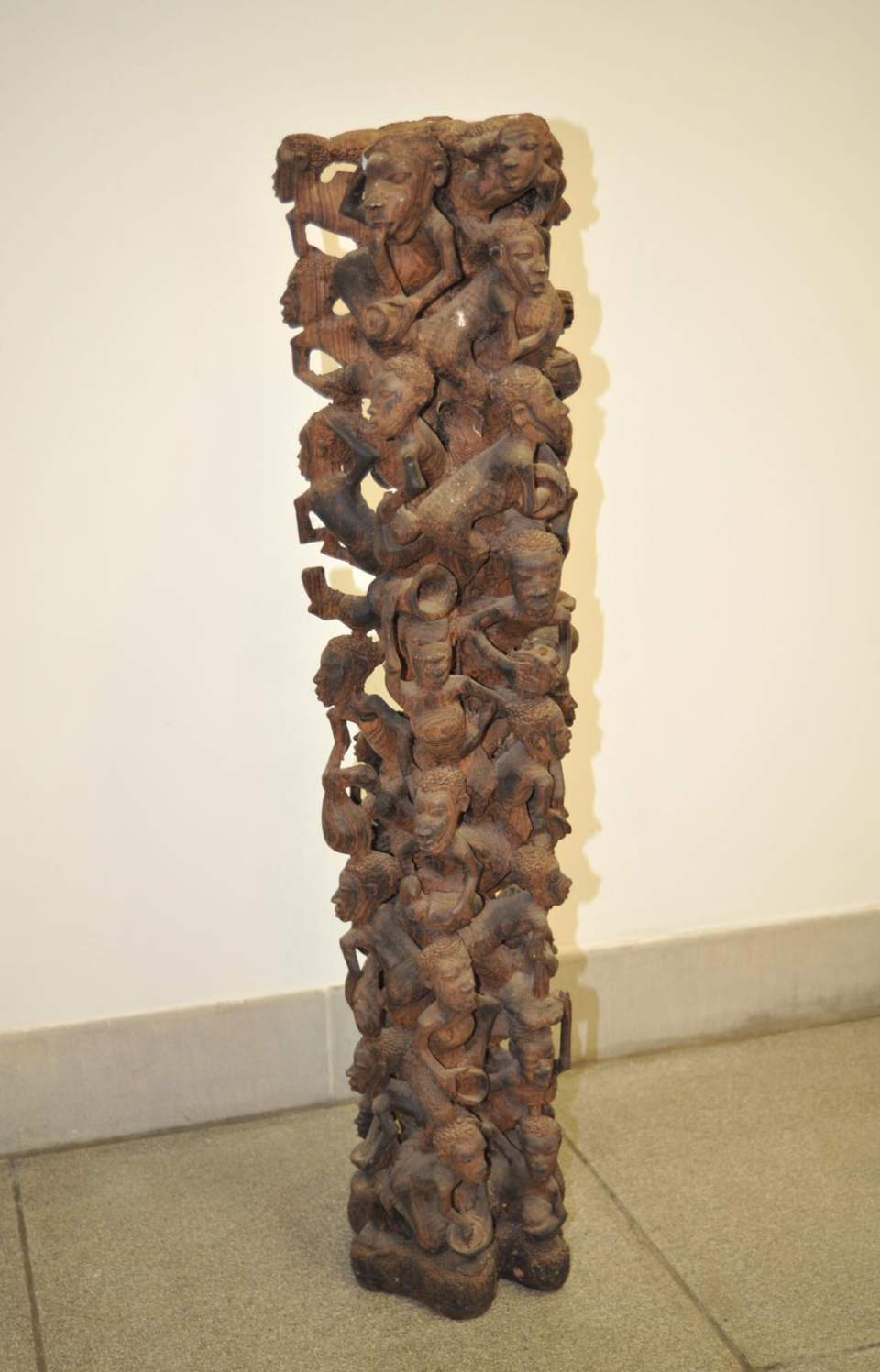 Hölzerne Figurensäule, Lebensbaum, Ujamaa