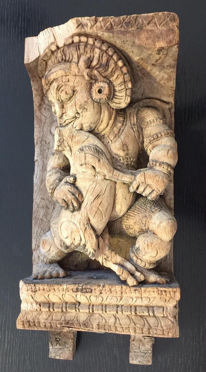 Wagenpaneel Wächterfigur mit Widder, Indien, 18. Jh.