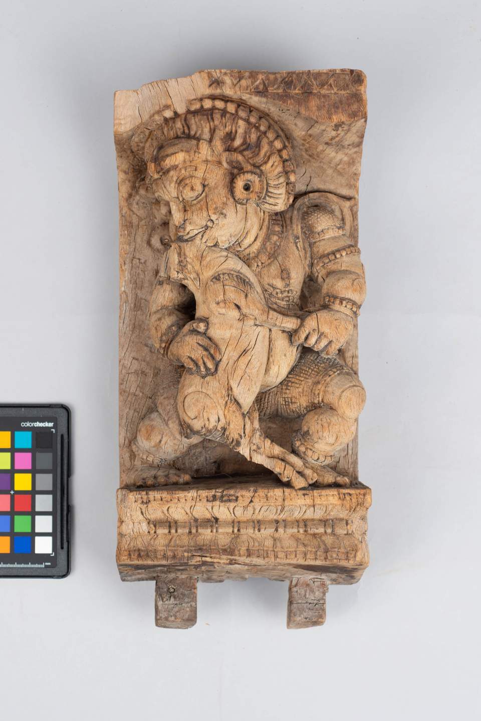 Wagenpaneel Wächterfigur mit Widder, Indien, 18. Jh.