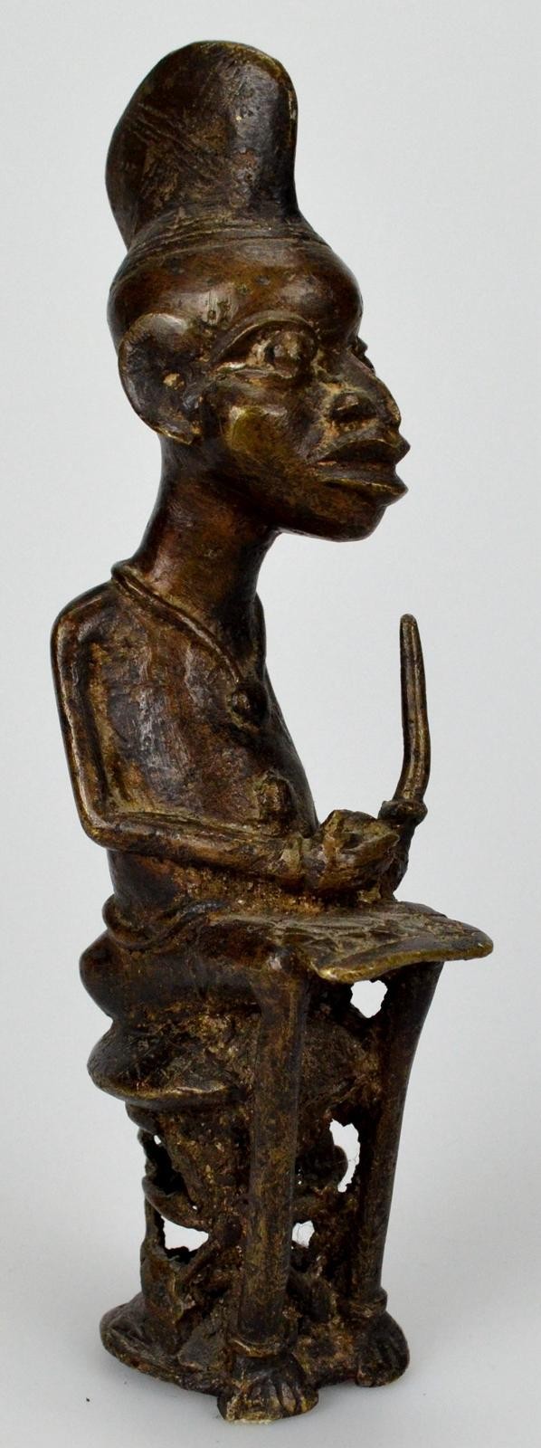 Skulptur, Häuptling auf Stuhl