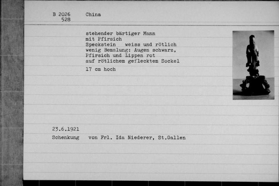 stehender bärtiger Mann