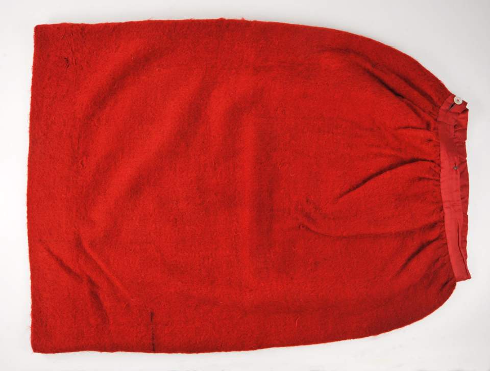 Kurzer Poncho und roter Umlauf