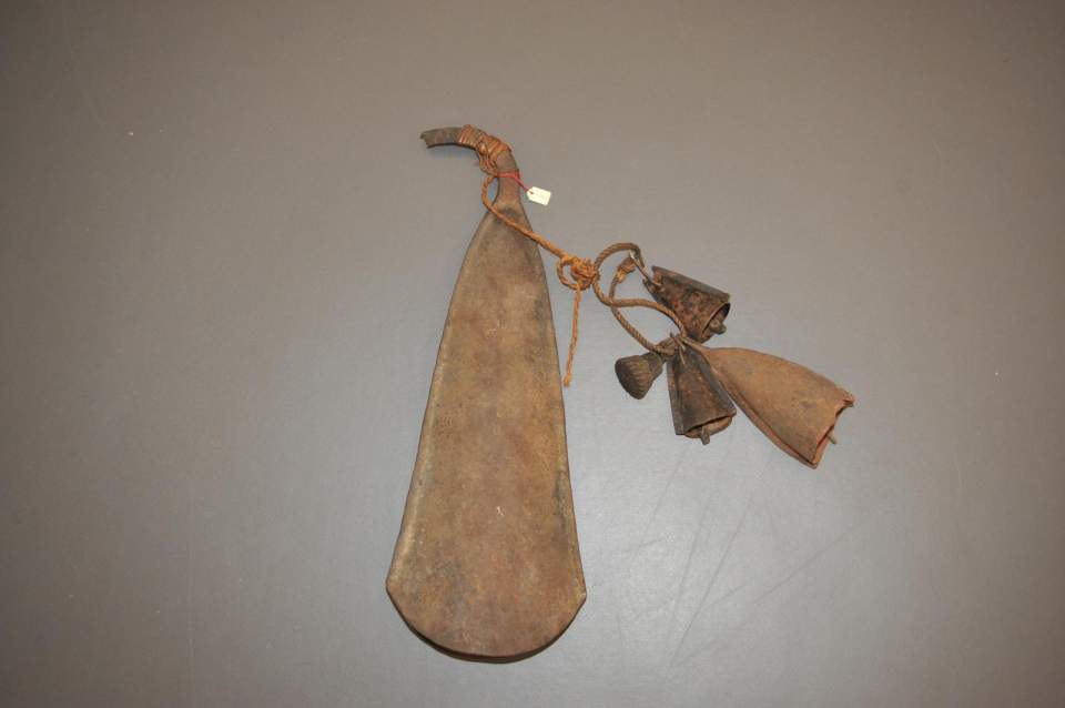 Glocke und kleine Glöckchen mit Schläger