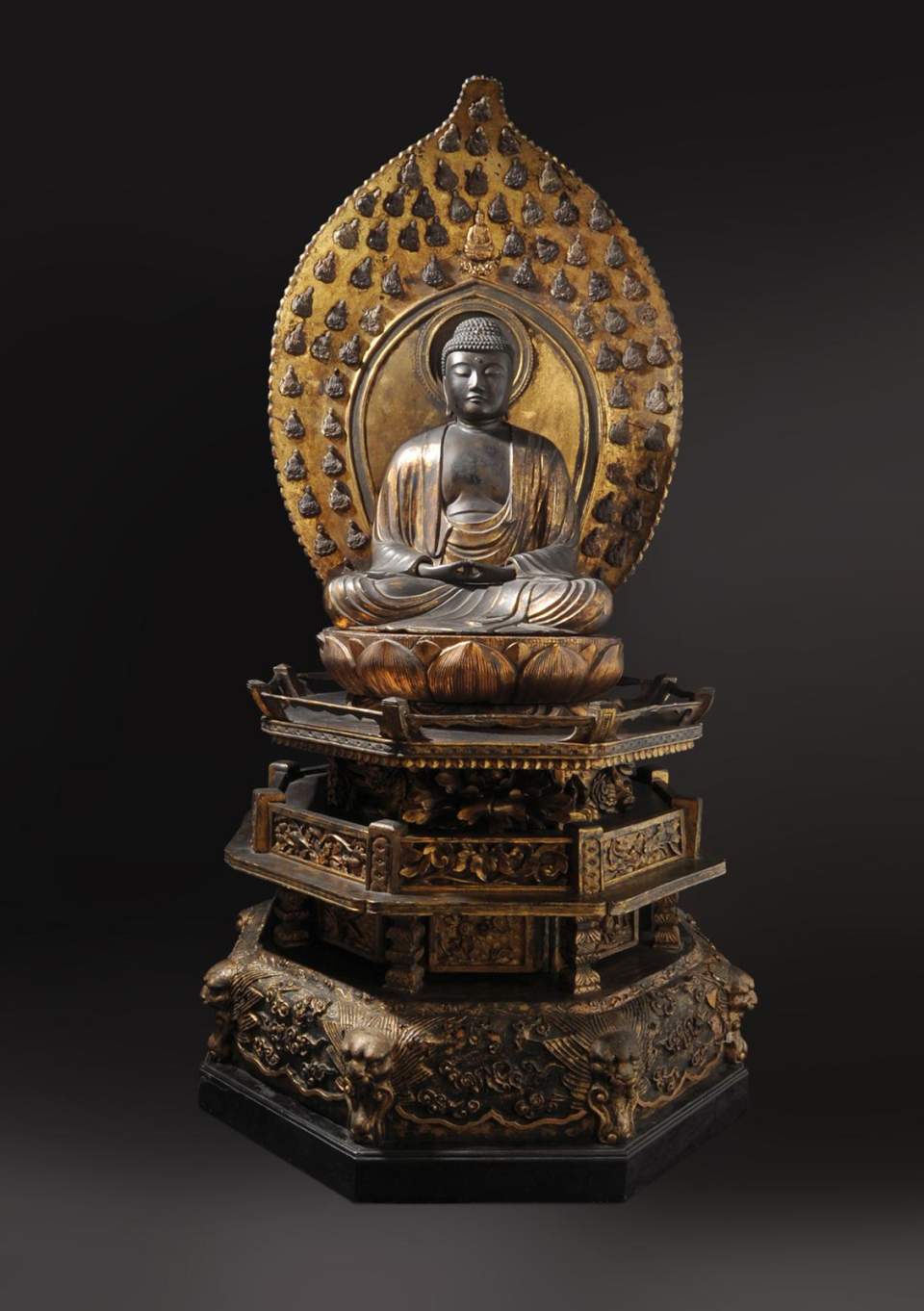 Buddha Amida in Meditationshaltung auf Lotussockel