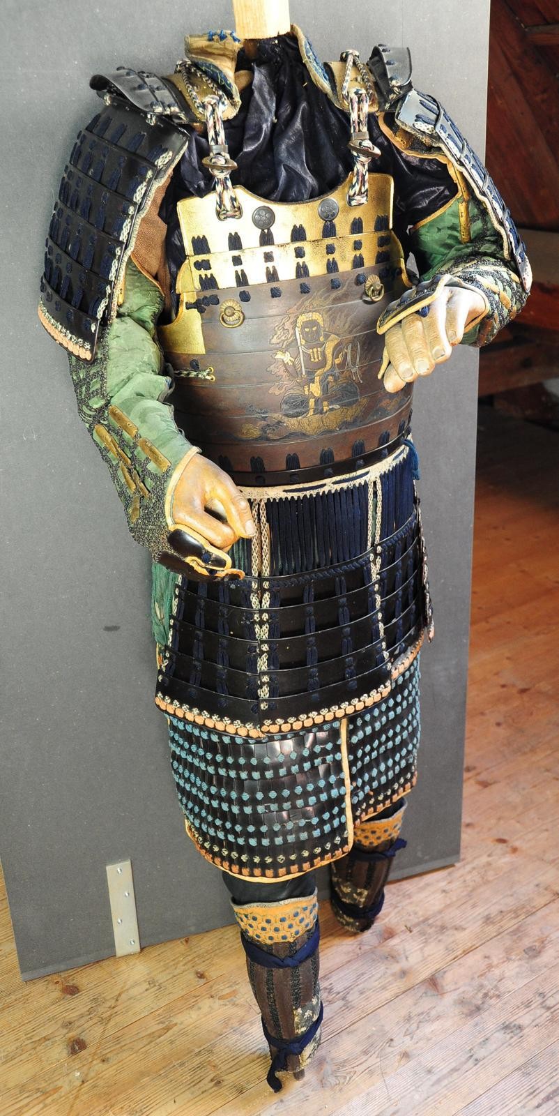 Umlauff-Figur mit Samurai-Rüstung: yoroi