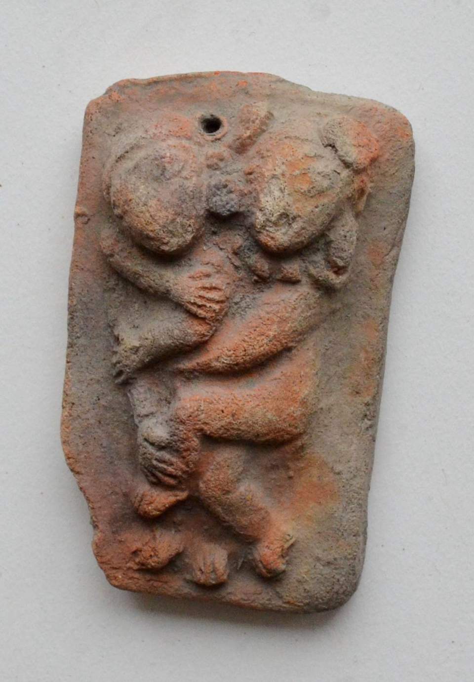 Amulett-Tonplättchen Relief