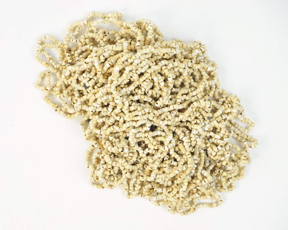 Kette mit kleinen weissen Perlen, Fruchtschalen?