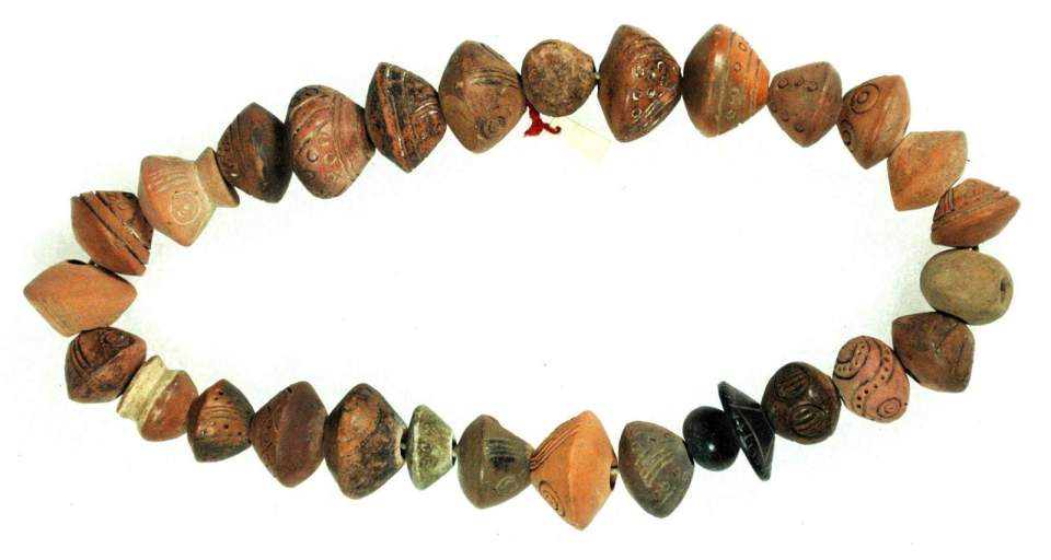 Halskette-27 Spindelköpfchen aus Ton, 3 Tonpfeifchen, Tonperle und Steinperle (32 Stk.) an Schnur aufgereiht