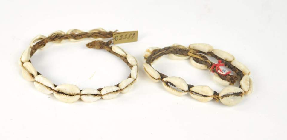zwei Armbänder