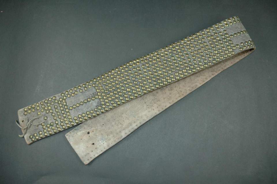Gürtel mit Messingnägeln