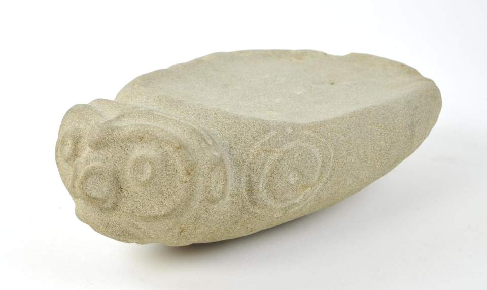 Reibstein mit Gesicht "metate"