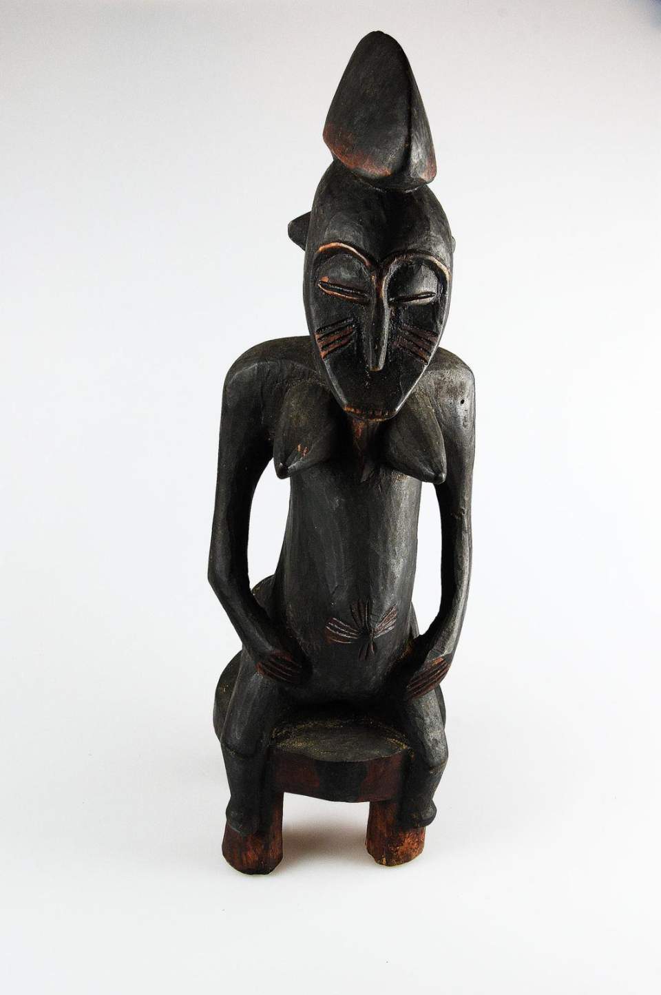 weibliche Figur auf Hocker sitzend