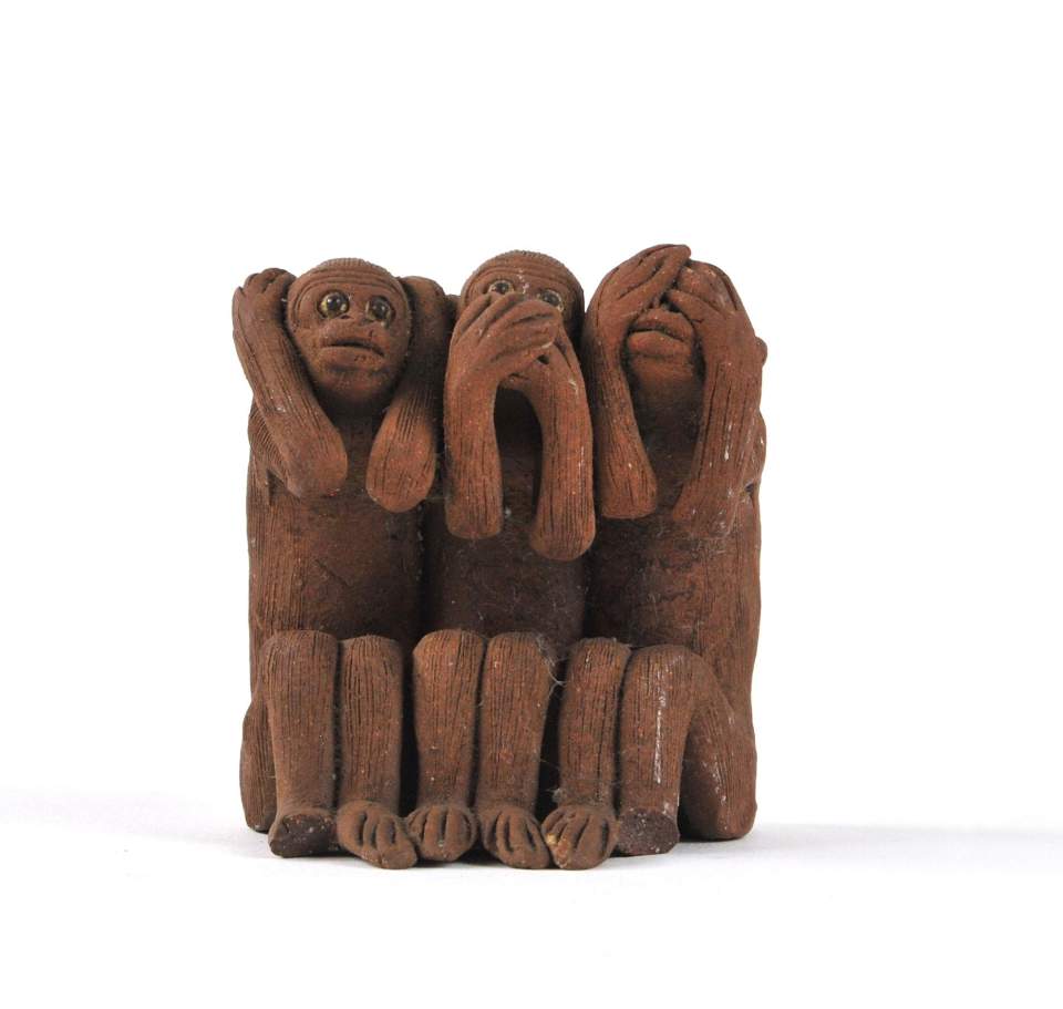 Kleine Tonfigur, die drei weisen Affen