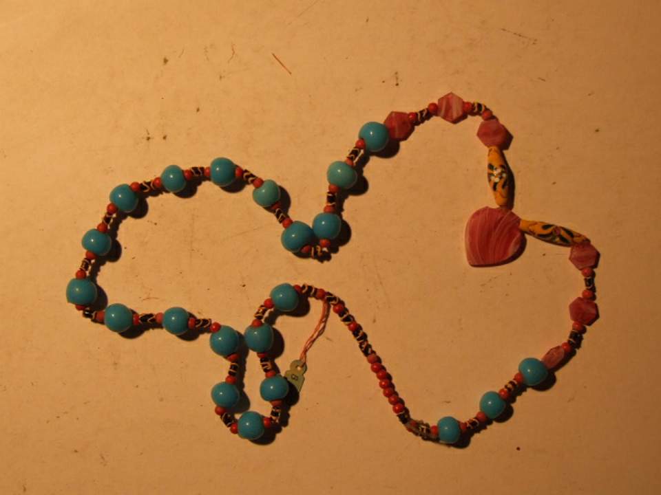 Halskette, blaue Glasperlen, rote Glassteine