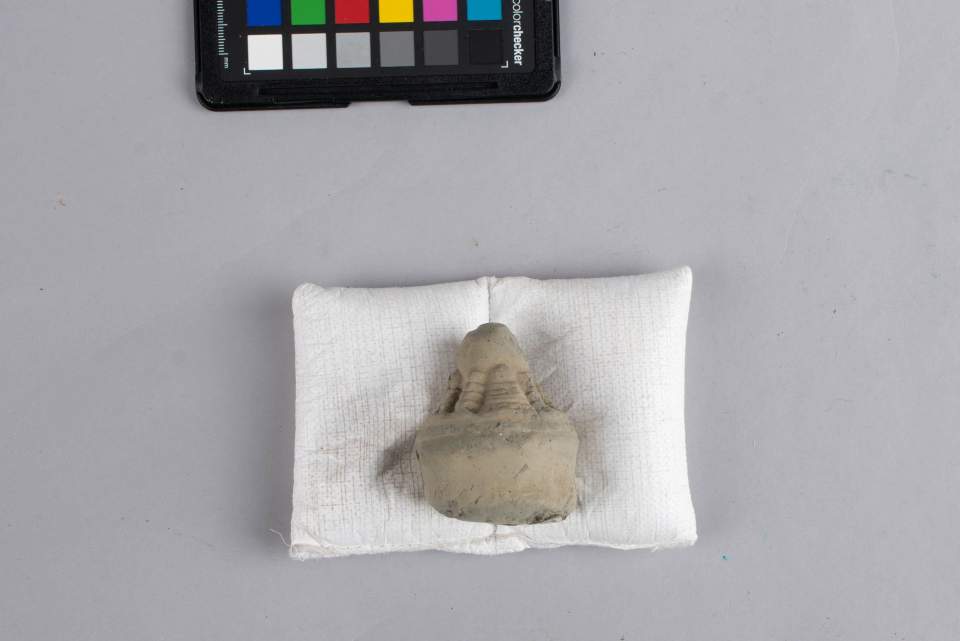 Stupa-Ts'a-ts'a in Form eines Stupa (Tib. mCod-rten)