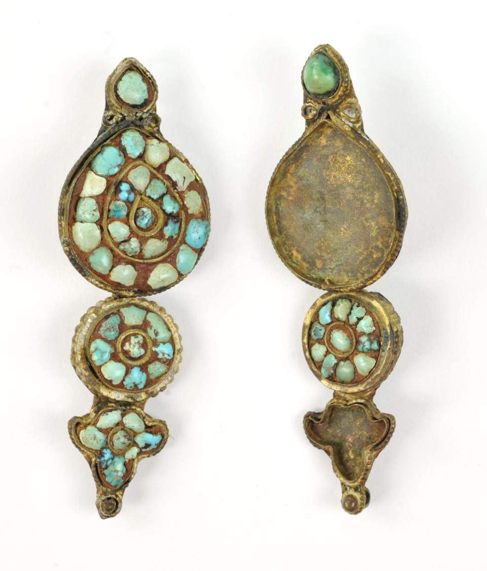Gewandnadeln, Ohrschmuck für Frauen