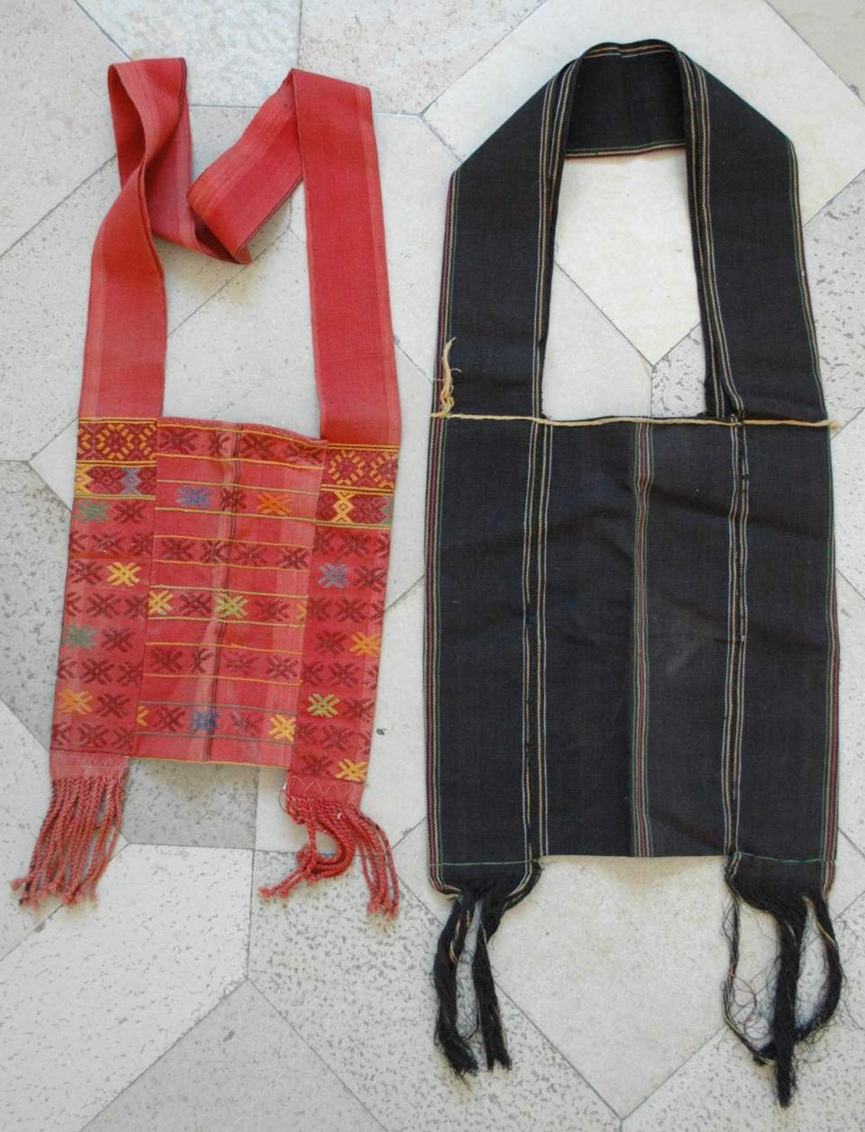 2 Umhängetaschen, eine rot, eine schwarz