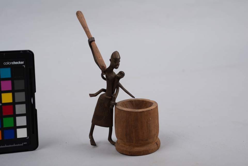 Bronze-Figürchen, Hirse stampfende Frau mit Kind