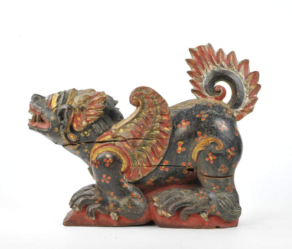 kauernder geflügelter Hund (Löwe?)